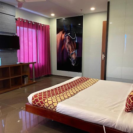 Hotel Airport Kk Нагпур Экстерьер фото