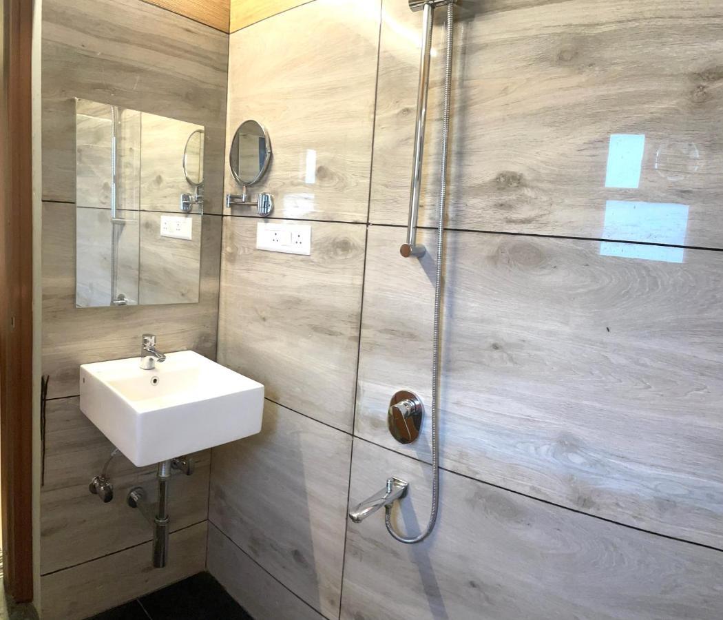 Hotel Airport Kk Нагпур Экстерьер фото